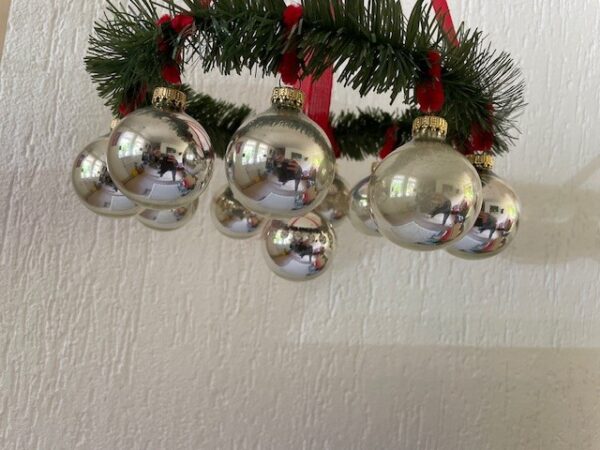 Oude, retro adventskrans van plastic en rood chenille waaraan kerstballen van dun geblazen glas in zilver - Afbeelding 5