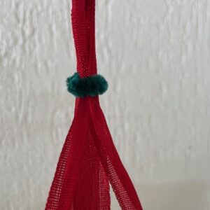 Oude, retro adventskrans van plastic en rood chenille waaraan kerstballen van dun geblazen glas in zilver - Afbeelding 6