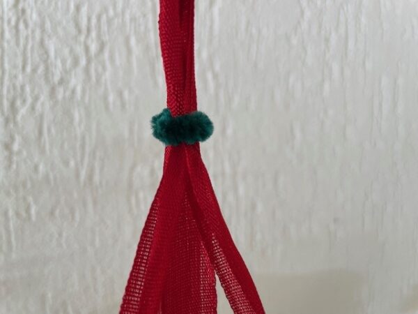 Oude, retro adventskrans van plastic en rood chenille waaraan kerstballen van dun geblazen glas in zilver - Afbeelding 6