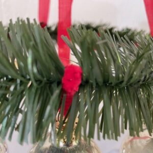 Oude, retro adventskrans van plastic en rood chenille waaraan kerstballen van dun geblazen glas in zilver - Afbeelding 7
