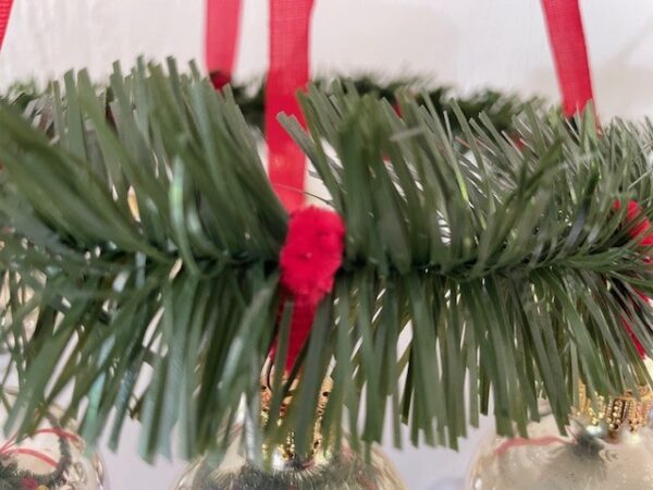 Oude, retro adventskrans van plastic en rood chenille waaraan kerstballen van dun geblazen glas in zilver - Afbeelding 7
