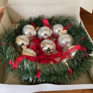 Oude, retro adventskrans van plastic en rood chenille waaraan kerstballen van dun geblazen glas in zilver - Afbeelding 8