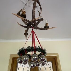 Oude, retro adventskrans van plastic en rood chenille waaraan kerstballen van dun geblazen glas in zilver - Afbeelding 4