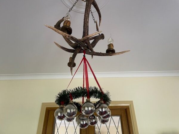 Oude, retro adventskrans van plastic en rood chenille waaraan kerstballen van dun geblazen glas in zilver - Afbeelding 4