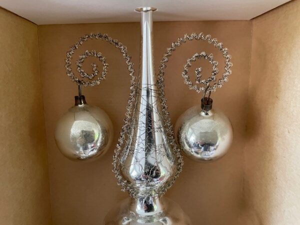 Antieke oude Kerst piek met 4 ballen aan leonisch draad van dun geblazen glas in zilver 1950-1960 - Afbeelding 3