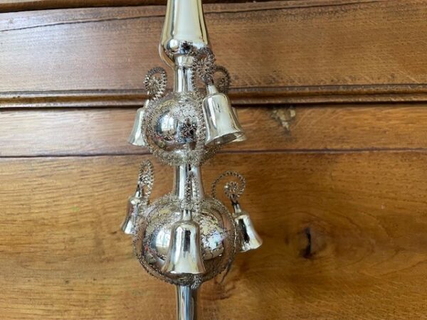 Antieke piek van dun geblazen glas in zilver met 6 klokjes aan leonisch draad en tinsel staart in doos   1e kwart 1900 - Afbeelding 9