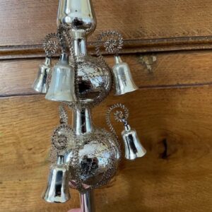 Antieke piek van dun geblazen glas in zilver met 6 klokjes aan leonisch draad en tinsel staart in doos   1e kwart 1900 - Afbeelding 7