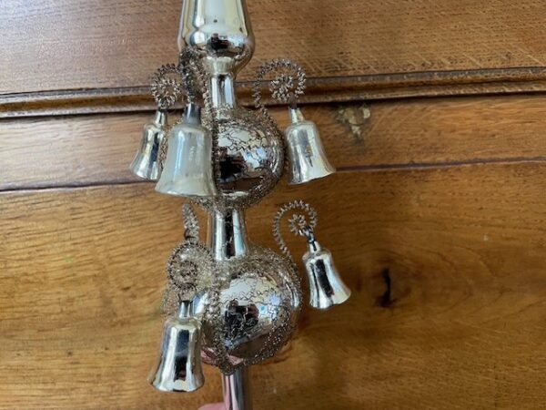 Antieke piek van dun geblazen glas in zilver met 6 klokjes aan leonisch draad en tinsel staart in doos   1e kwart 1900 - Afbeelding 7