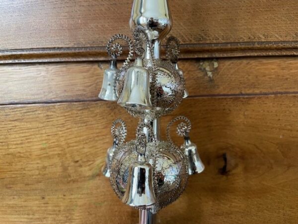 Antieke piek van dun geblazen glas in zilver met 6 klokjes aan leonisch draad en tinsel staart in doos   1e kwart 1900 - Afbeelding 2
