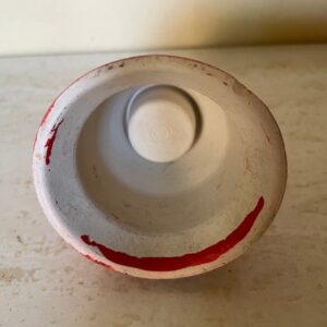 Antieke kandelaar in bisquit gebakken aardewerk en rood geverfd 1e helft 1900 - Afbeelding 2