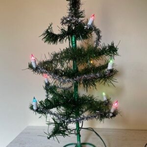 Oude retro kerstboom van plastic met kleur verlichting