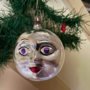 Oude antieke kerstbal een volle maan gezicht van dun geblazen glas in zilver 1e helft 1900 - Afbeelding 2