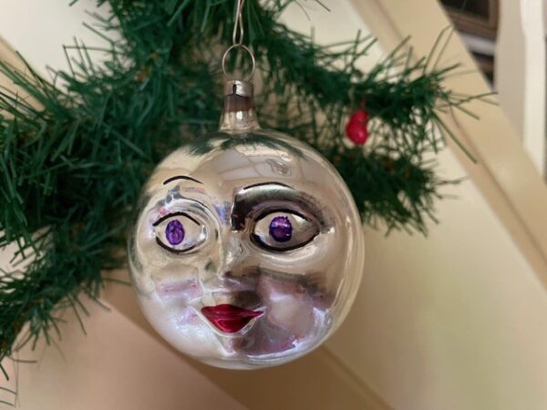 Oude antieke kerstbal een volle maan gezicht van dun geblazen glas in zilver 1e helft 1900 - Afbeelding 2
