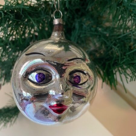 Oude antieke kerstbal een volle maan gezicht van dun geblazen glas in zilver 1e helft 1900