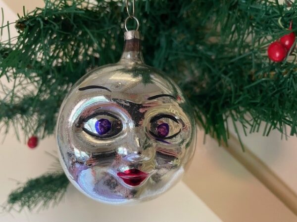 Oude antieke kerstbal een volle maan gezicht van dun geblazen glas in zilver 1e helft 1900