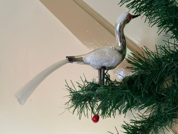 Antieke oude kerstbal een deftige vogel van dun geblazen glas op 2 poten met staart 1e kwart 1900