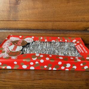 Oude retro doos tinsel garland of kerstslinger in zilver op katoenen draad - Afbeelding 2