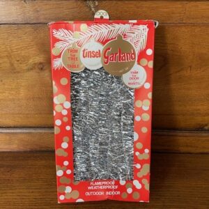 Oude retro doos tinsel garland of kerstslinger in zilver op katoenen draad