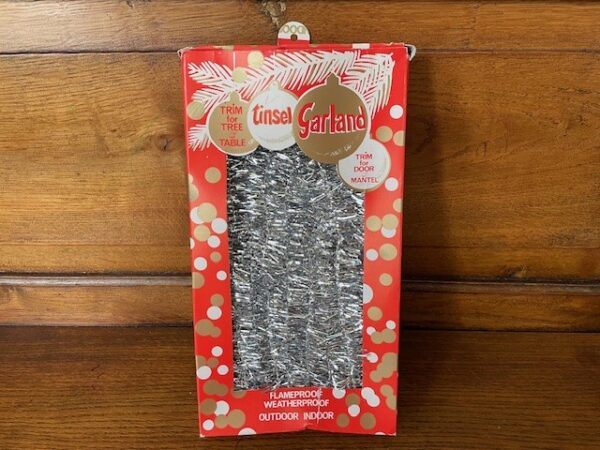 Oude retro doos tinsel garland of kerstslinger in zilver op katoenen draad