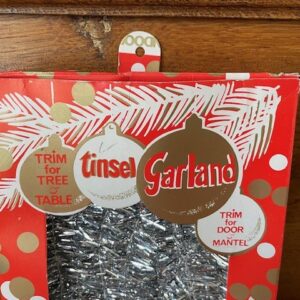 Oude retro doos tinsel garland of kerstslinger in zilver op katoenen draad - Afbeelding 4