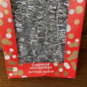 Oude retro doos tinsel garland of kerstslinger in zilver op katoenen draad - Afbeelding 6
