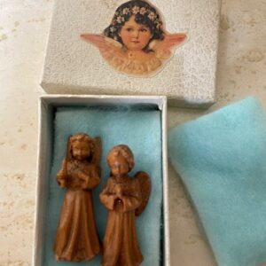 Paar oude mini ongeverfde Kerst engeltjes in doosje