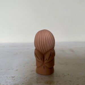 Oude gestyleerde snoezige mini terracotta Kerstengel - Afbeelding 2