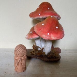 Oude gestyleerde snoezige mini terracotta Kerstengel