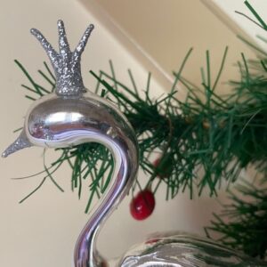 Flinke zwaan op klem met zilveren kroon en veren staart - Afbeelding 2