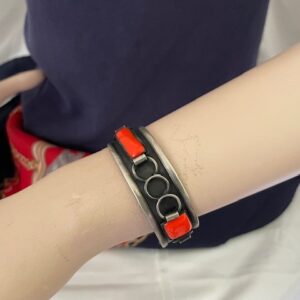 Oude retro armband met rood oranje stenen en draadwerk uit de jaren 1950-1960