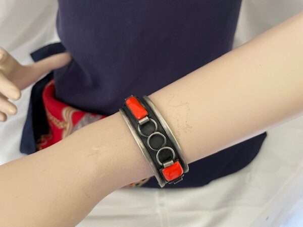 Oude retro armband met rood oranje stenen en draadwerk uit de jaren 1950-1960