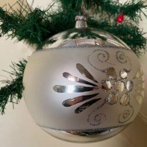 Antieke oude giga grote kerstbal van dun geblazen glas in zilver 1950