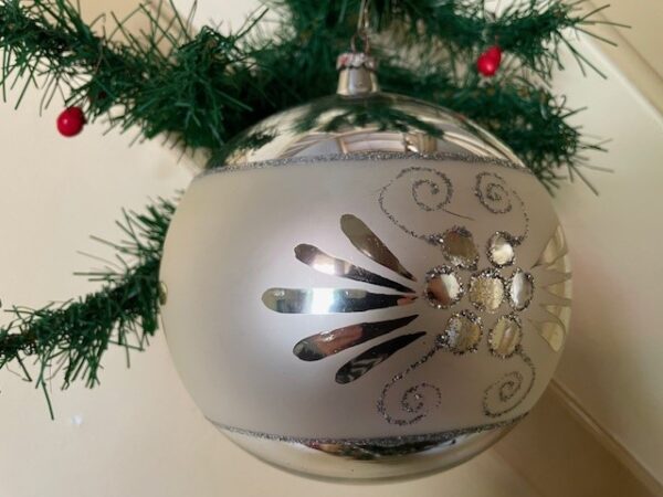 Antieke oude giga grote kerstbal van dun geblazen glas in zilver 1950
