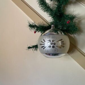 Antieke oude giga grote kerstbal van dun geblazen glas in zilver 1950 - Afbeelding 2