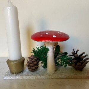 Kaarsenstandaard met grote paddenstoel van watten