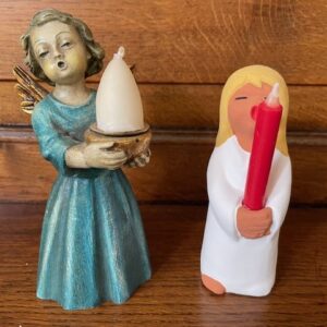 Oude Kerstengel een kandelaar met kaarsje van bildhauermeister Hans Obermarzoner