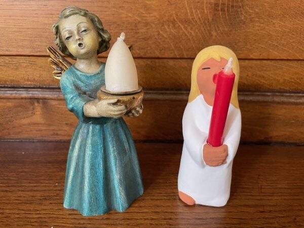 Oude Kerstengel een kandelaar met kaarsje van bildhauermeister Hans Obermarzoner