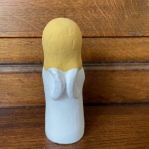 Kerstengel met rood kaarsje en wit jurkje van aardewerk in biscuit - Afbeelding 3