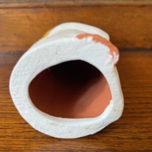 Kerstengel met rood kaarsje en wit jurkje van aardewerk in biscuit - Afbeelding 6