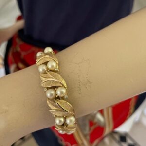 Trifari double armband met faux parels en mini rhinestones 1955