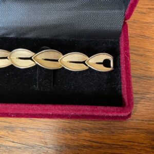 Elegante goud kleurige Trifari schakel armband van bladeren 1950-1960