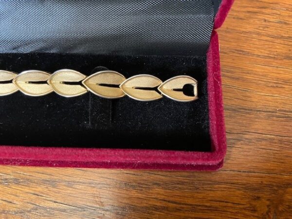 Elegante goud kleurige Trifari schakel armband van bladeren 1950-1960