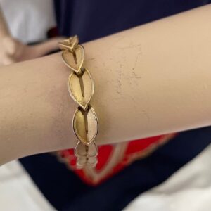 Elegante goud kleurige Trifari schakel armband van bladeren 1950-1960 - Afbeelding 2