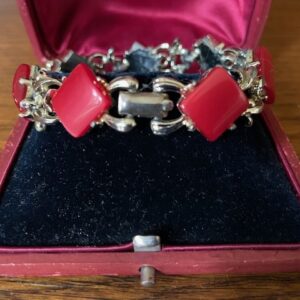 Vintage cocktail armband met rode vierkante lucite stenen van Coro 1960