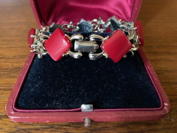 Vintage cocktail armband met rode vierkante lucite stenen van Coro 1960