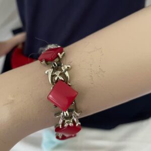 Vintage cocktail armband met rode vierkante lucite stenen van Coro 1960 - Afbeelding 3