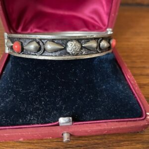 Vintage stijve of slaven draadwerk armband met ronde rode stenen - Afbeelding 4