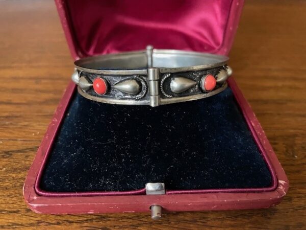 Vintage stijve of slaven draadwerk armband met ronde rode stenen