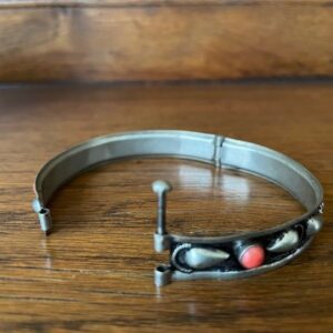 Vintage stijve of slaven draadwerk armband met ronde rode stenen - Afbeelding 5