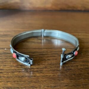 Vintage stijve of slaven draadwerk armband met ronde rode stenen - Afbeelding 3